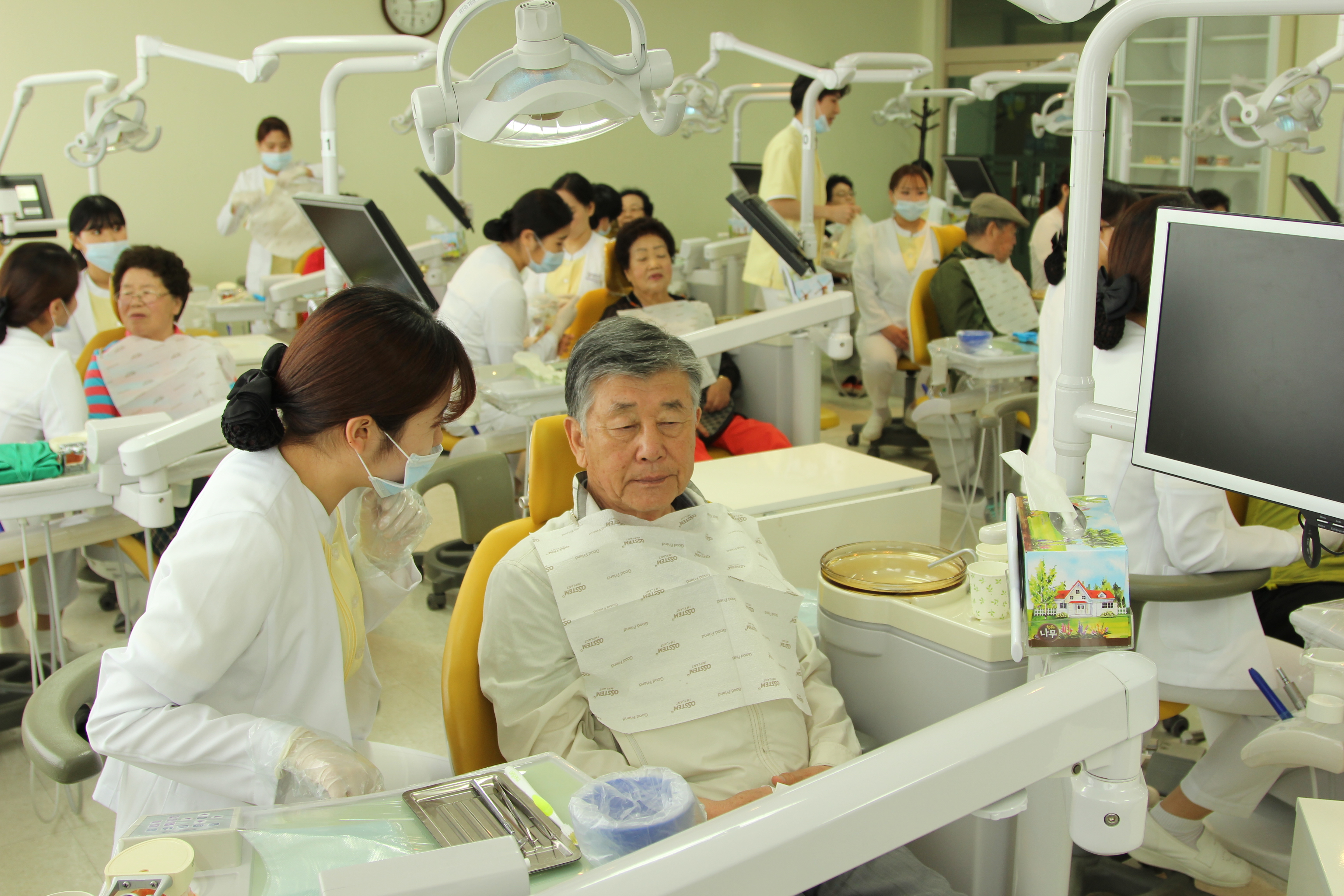 U1대학교, 가정의 달 맞아 지역 노인 초청 ‘섬김 봉사활동’